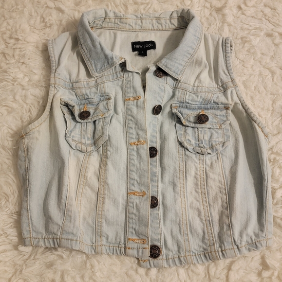✨️2/$20 Light Wash Button Up Denim Vest (Juniors Large) - Picture 2 of 3